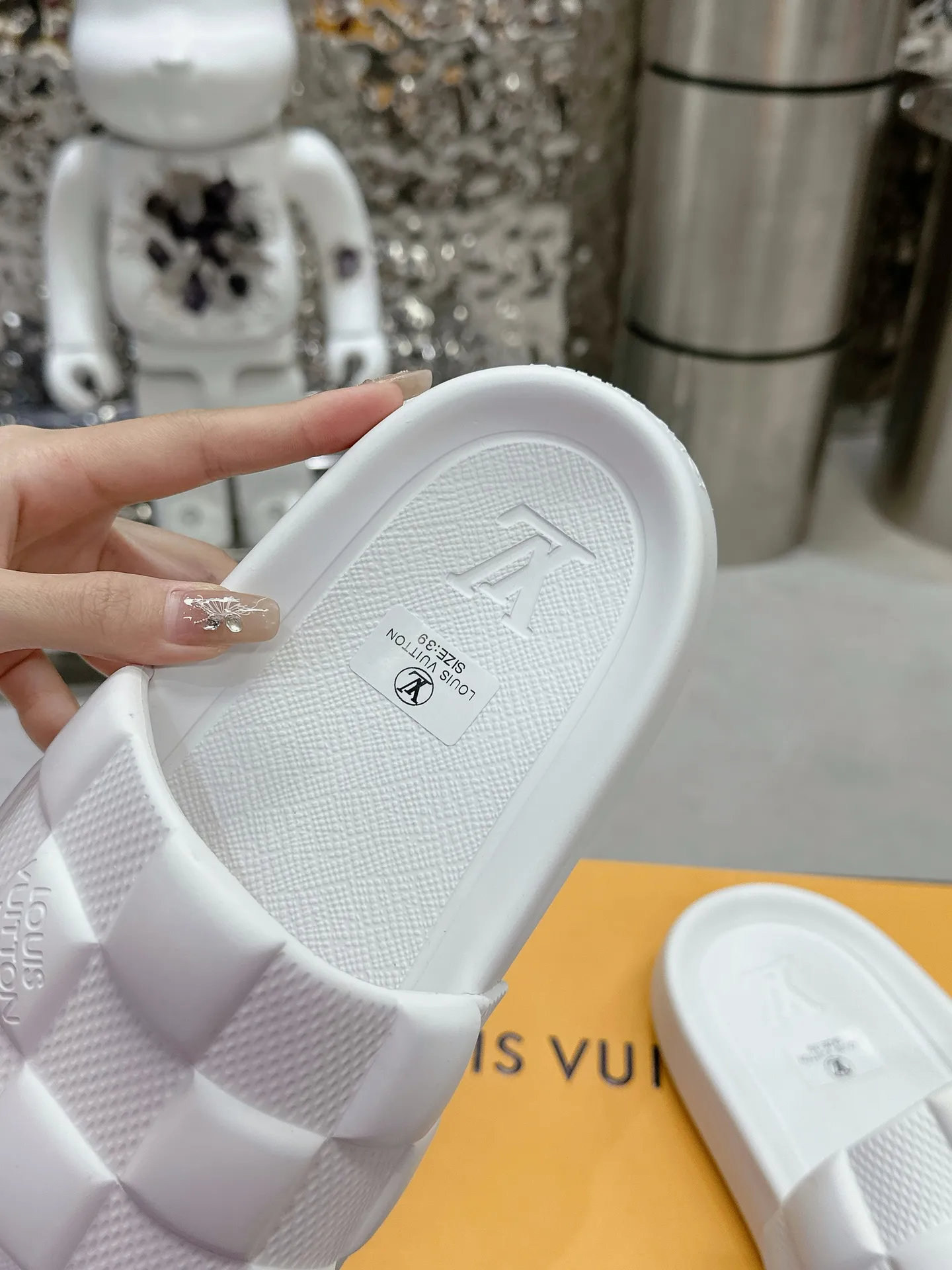 [L Home] P: 280💰 ▪️Shoe size: Women's 35-40 Men's 38-46▪️Packaging: Counter top quality~original packaging 𝟐𝟎𝟐5 Louis Vuitton counter's new embossed slippers, lv monogram embossed slippers, Waterfront sandals are back with a new look, and the upper buckle is embossed with lv's iconic Monogram pattern. Made of waterproof rubber with a comfortable and resilient insole. The lightweight, flexible outsole is embossed with the Louis Vuitton logo. ▪️Fabric: Original molded rubber foam surface ▪️Technology: embossed logo ▪️Sole: Original molded rubber foam outsole ▪️Sole thickness: 3CM.